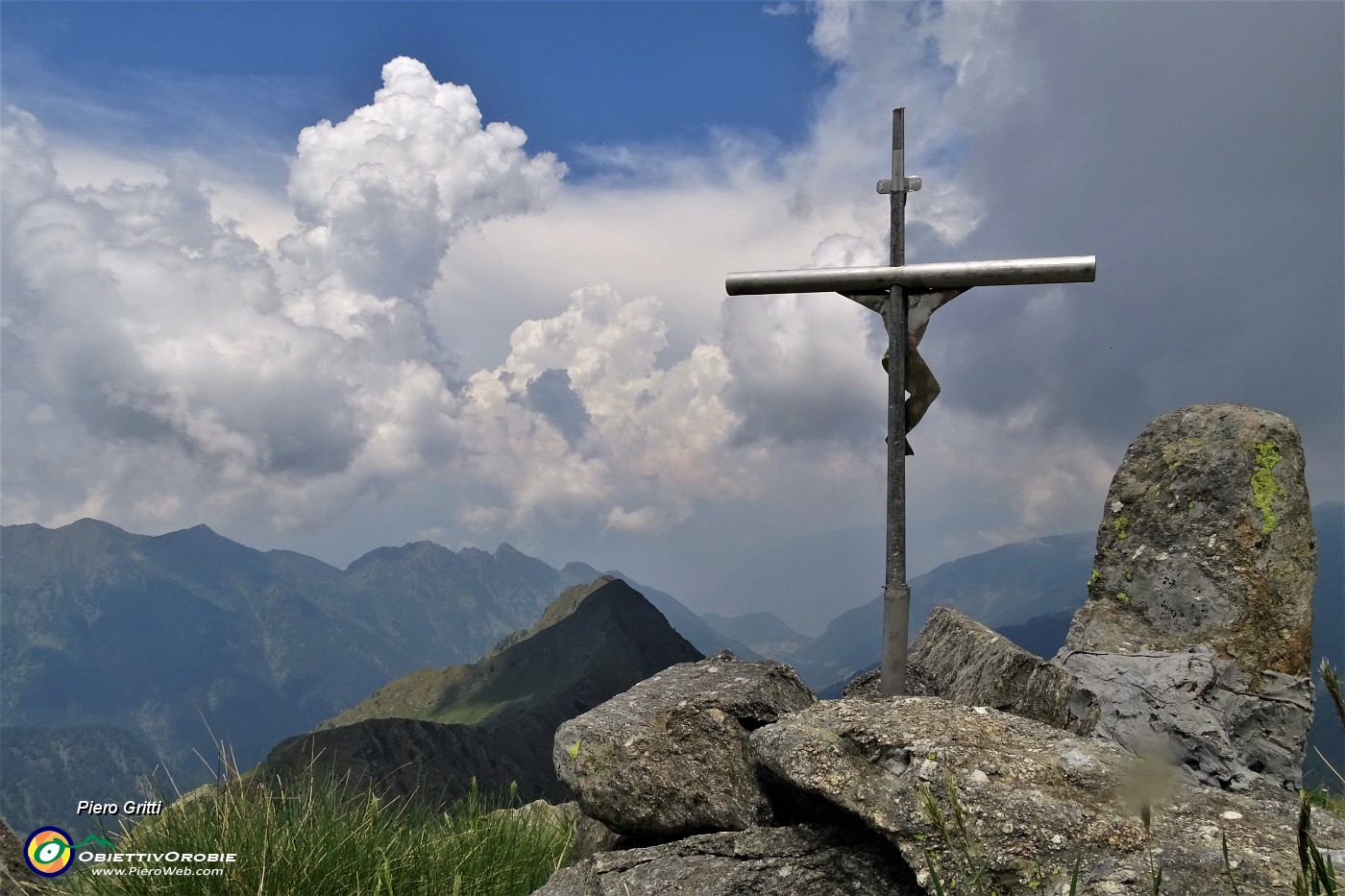 01 Alla crocetta di vetta del Pizzo Scala (2427 m) con vista verso Val di Lemma e Val Tartano.JPG